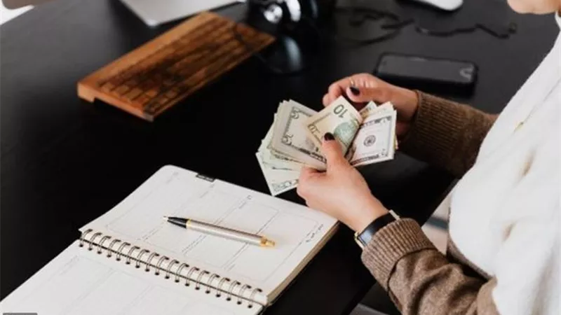 المال والزواج: لماذا يفضل بعض الأزواج إبقاء أمورهم المالية سرية؟