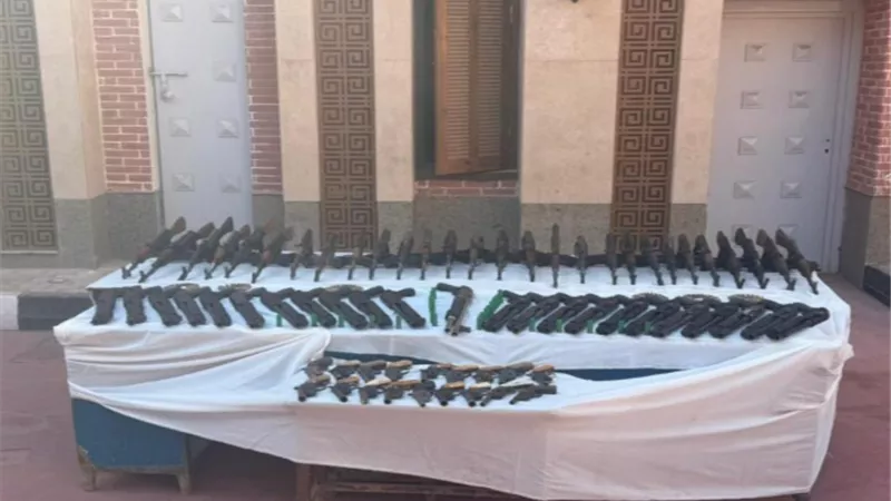 القبض على حائزي الأسلحة النارية والمخدرات بالمحافظات