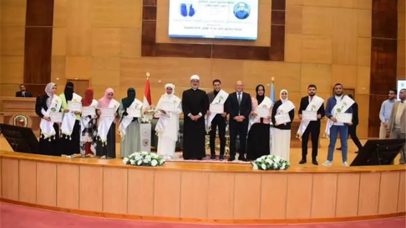 رئيس جامعة سوهاج والمفتى يكرمان حفظة القرآن الكريم