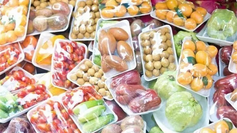 دراسة .. بلاستيك تغليف الطعام يزيد من خطر الإصابة بأمراض القلب