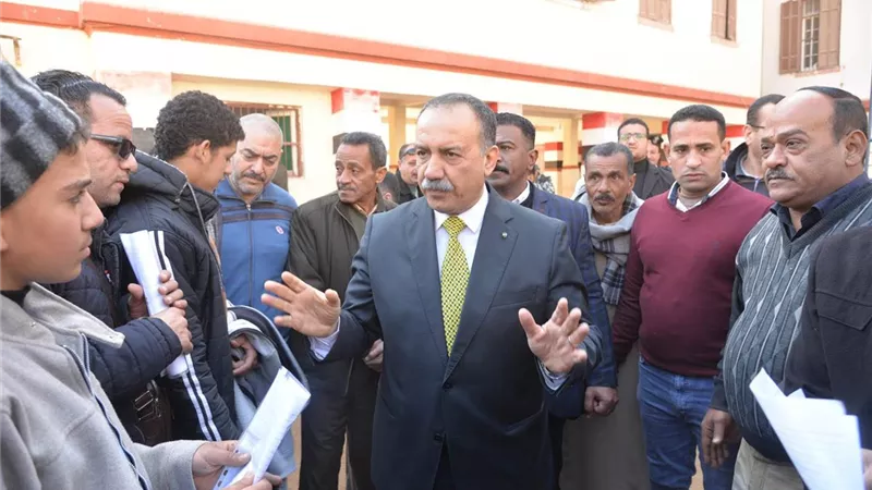 محافظ أسيوط يفاجئ مقر تلقي تظلمات طلاب الشهادة الإعدادية