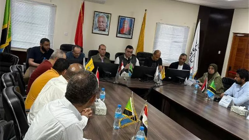 وزير الإسكان يلتقي المسئولين والعاملين بمحطة كهرباء 