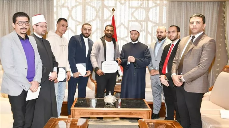 وزير الأوقاف يكرم ثلاثة شباب أنقذوا أطفالًا من حريق مروع في فيصل