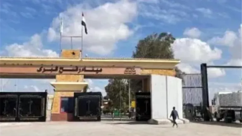 القاهرة الإخبارية: الاحتلال يمنع عبور 20 شاحنة مساعدات إلى غزة