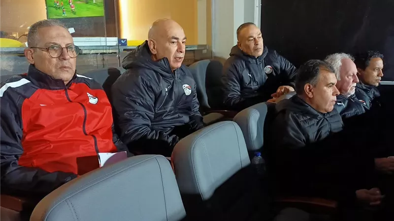 جهاز منتخب مصر يشاهد مباراة الأهلي وغزل المحلة من ملعب السلام