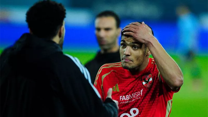 بعد طرده أمام المحلة.. هل يغيب نجم الأهلي عن لقاء القمة ضد الزمالك؟