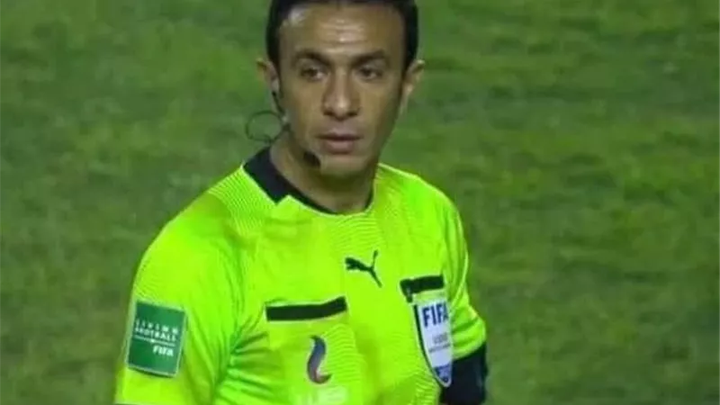 الإنذار لـ شيكابالا أم زيزو.. حكم مباراة الزمالك والطلائع يحسمها