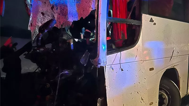 مصرع واصابة 6 أشخاص فى حادث تصادم أتوبيس بنقل بطريق الجلالة