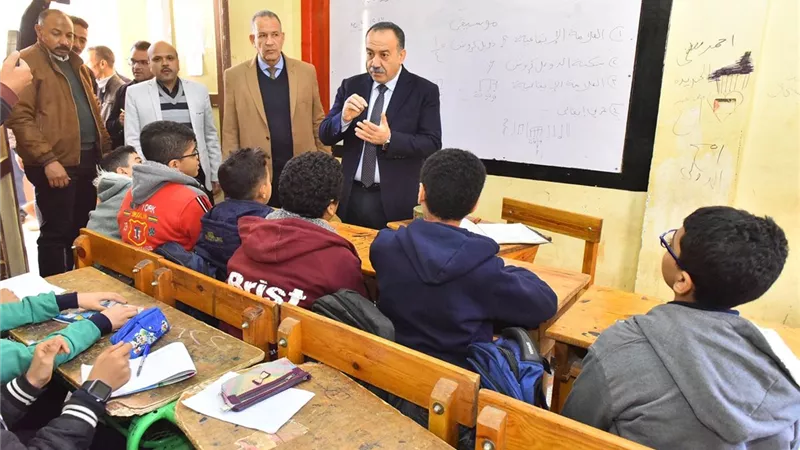 محافظ أسيوط يتفقد مدرسة القناطر الإعدادية الجديدة بنين