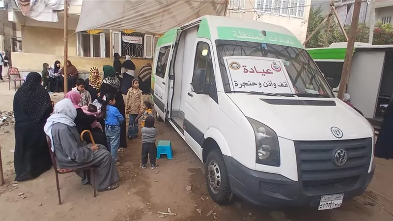 1864 مواطن استفادوا من القافلة الطبية بقرية ميت ابو خالد بميت غمر