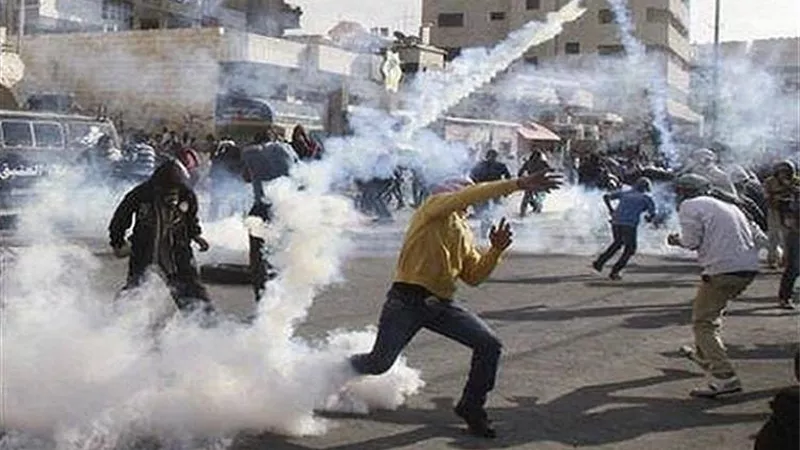 إصابة شاب فلسطينى خلال مواجهات مع الاحتلال في مخيم الفوار