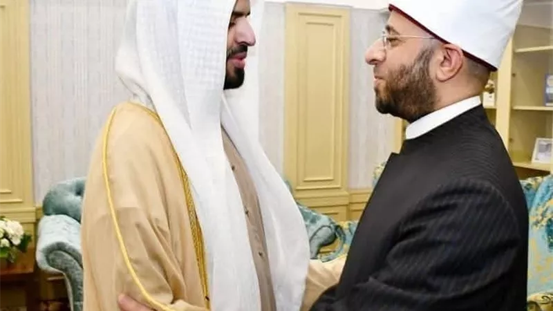وزير الأوقاف يهنئ الدكتور عمر حبتور الدرعي على منحه درجة وزير