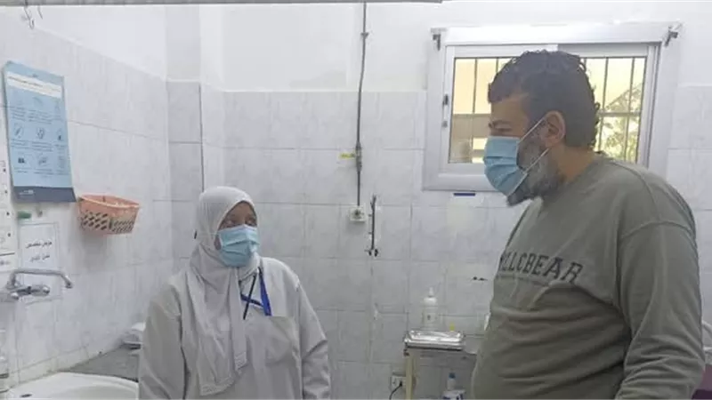 متابعة العمل بالعيادات الخارجية بمستشفى العبور بالسويس