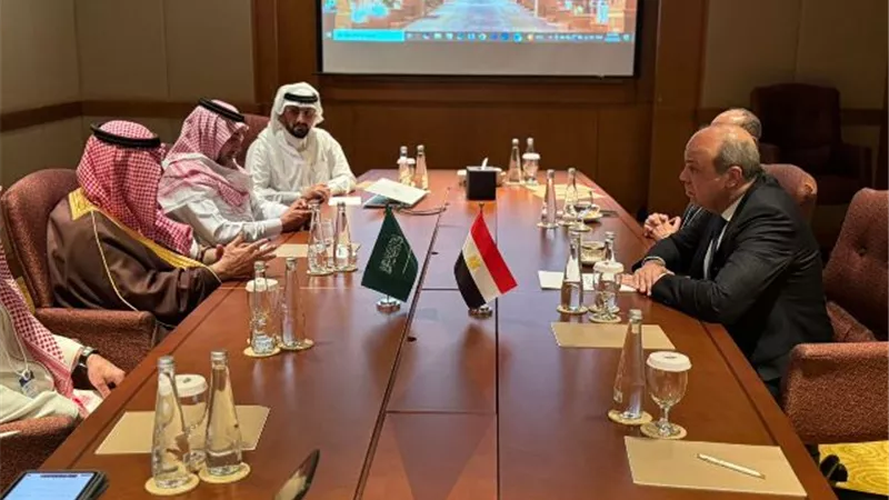 الحفني يبحث مع رئيس هيئة الطيران المدني السعودي التعاون المشترك