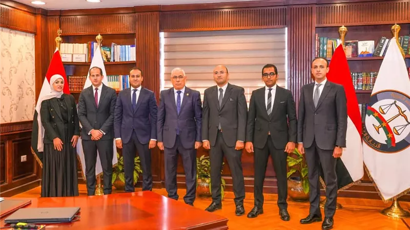النائب العام يستقبل المحامي العام للشئون الضريبية والجمركية