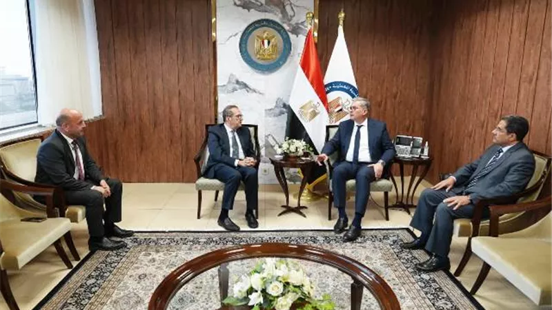 وزير البترول يشيد بجهود 