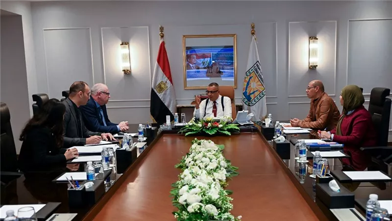 محافظ جنوب سيناء يبحث إنشاء محطة عملاقة لإنتاج الهيدروجين الأخضر