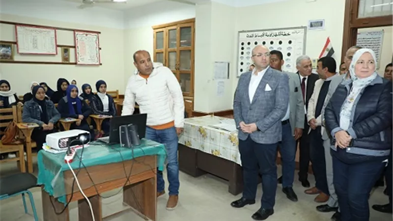 محافظ بني سويف يتابع اليوم الدراسى بمدرسة السيدة خديجة الثانوية