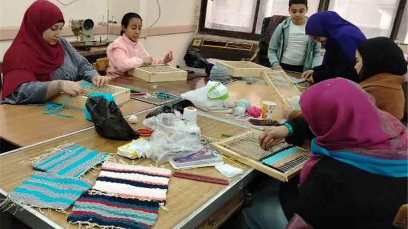 انتهاء المستوي الاول من كورسات التطريز والمكرمية بـ 13 يد منتجة