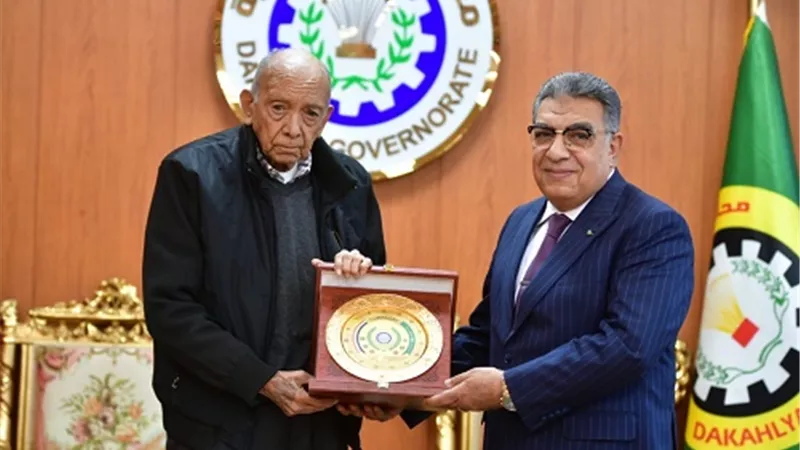 محافظ الدقهلية يكرم الدكتور محمد غنيم ويهديه درع المحافظة