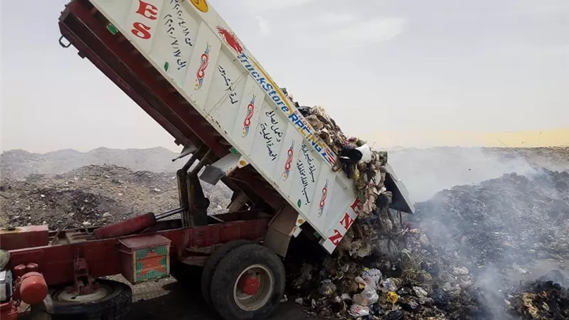 ضبط سيارات نقل المخلفات تفرغ حمولاتها على الطرق بمرسي مطروح