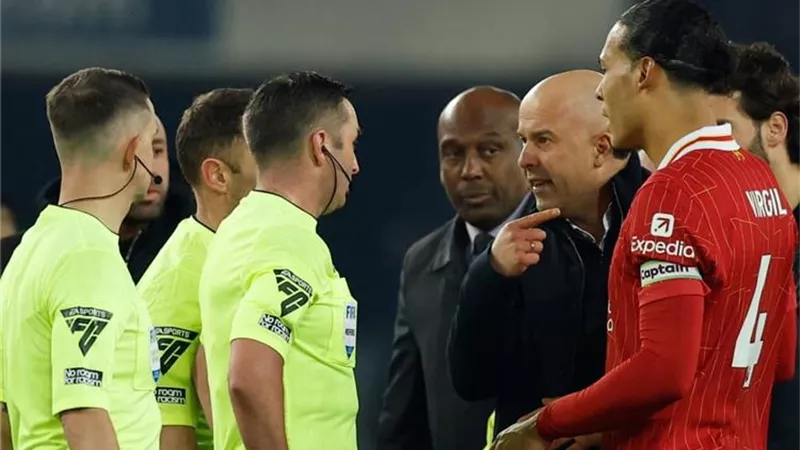 رابطة الدوري الإنجليزي تعلن إيقاف سلوت مباراتين
