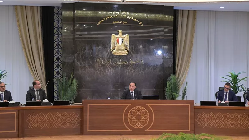 رئيس الوزراء يكشف موعد تطبيق الحزمة الإجتماعية وزيادة المرتبات