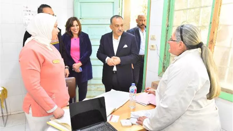 محافظ أسيوط يتفقد مركز صحي الأربعين ويتابع جودة الخدمات