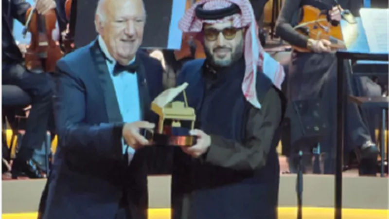 تركى آل الشيخ يكرم عمر خيرت بعد تألقه فى حفل ضخم بالرياض