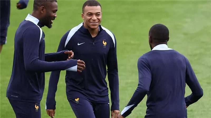 ديشامب يكشف موعد عودة مبابي لصفوف منتخب فرنسا