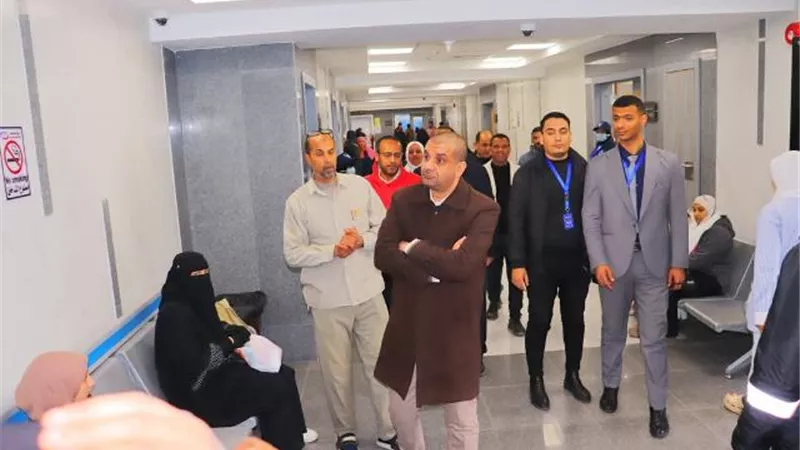 مدير التأمين الصحي يفاجئ مستشفي العبور ليلا