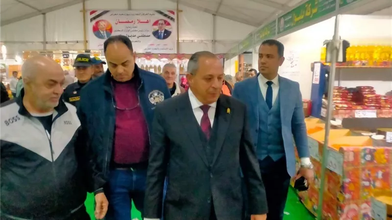 محافظ بورسعيد يفاجىءمعارض أهلارمضان للتأكد من الالتزام بالتخفيضات