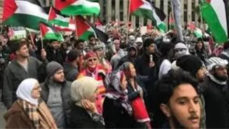 وقفة احتجاجية في النصيرات رفضًا لخطة التهجير ودعمًا لإعادة إعمار غزة