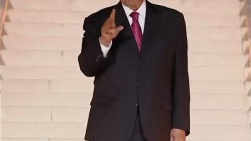 زاهي حواس مداعبا الحضور بحفل الأهلي: 