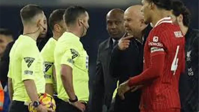 بيان شديد اللهجة من الاتحاد الإنجليزي بشأن واقعة مدرب ليفربول بمباراة إيفرتون
