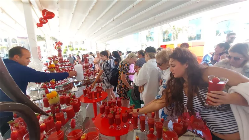 مهرجان الفراوله يجذب السياح فى عيد الحب بالغردقة