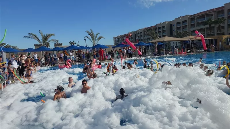 حفل البينك فوم بارتي يجذب سياح الغردقة فى عيد الحب