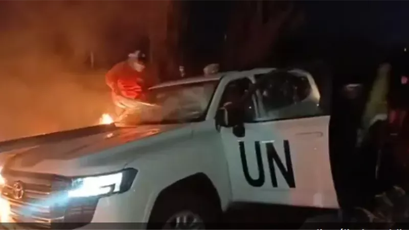 اشعال النيران فى إحدي قوافل 