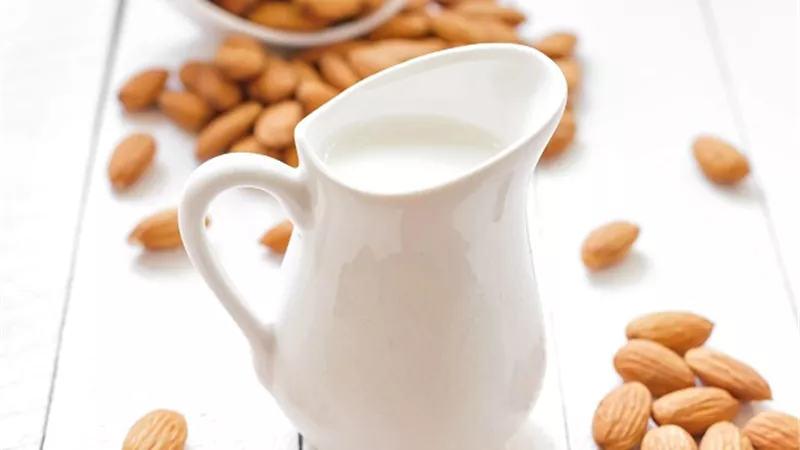 فوائد حليب اللوز لصحة العظام