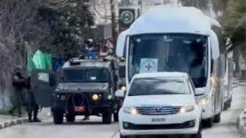 صفقة غزة.. حافلات الأسرى الفلسطينيين تصل إلى رام الله