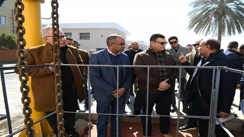 وزير الإسكان يتفقد محطة رفع صرف صحي رقم 4 بـ العبور