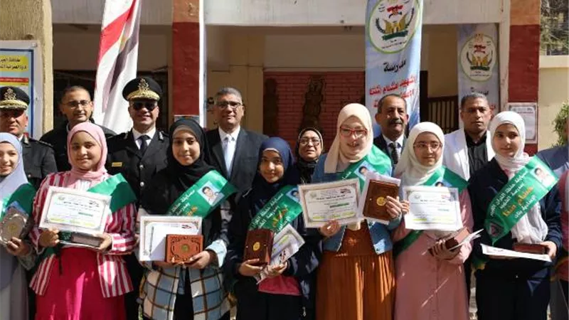 محافظ الجيزة يكرم ١٥ طالبة من حفظة القرآن