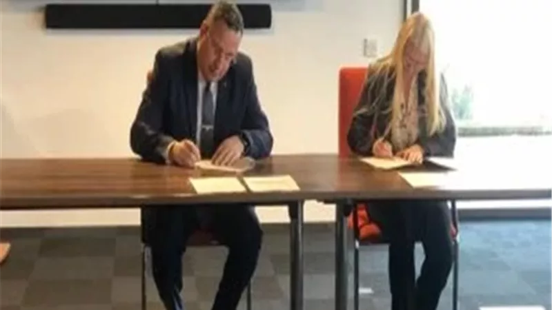 رئيس جامعة الإسكندرية يوقع درجات مزدوجة مع إيسيكس البريطانية
