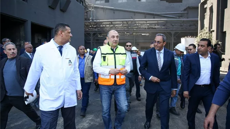 وزير قطاع الأعمال في جولة ميدانية موسعة بمجمع الألومنيوم بنجع حمادي