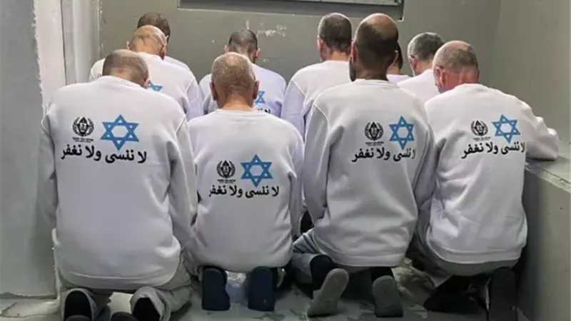 بالسخرية والحرق.. الأسرى الفلسطينيون يردون على تيشرتات 