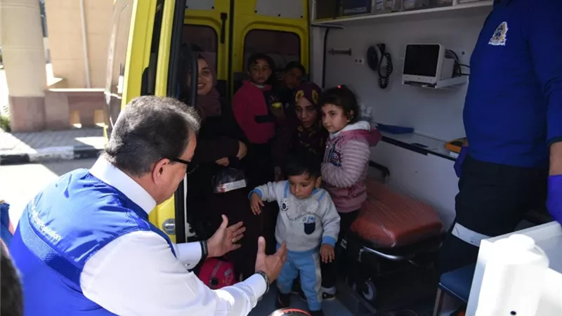 بالصور.. نائب رئيس مجلس الوزراء وزير الصحة يتفقد الحالة الصحية للمرضى والمصابين بمعبر رفح البري