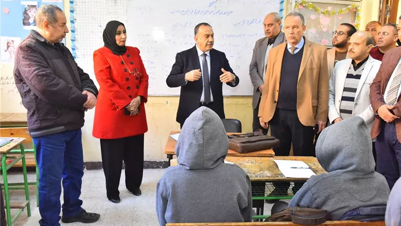 محافظ أسيوط يتفقد مدرسة السيدة عائشة الإعدادية بنات