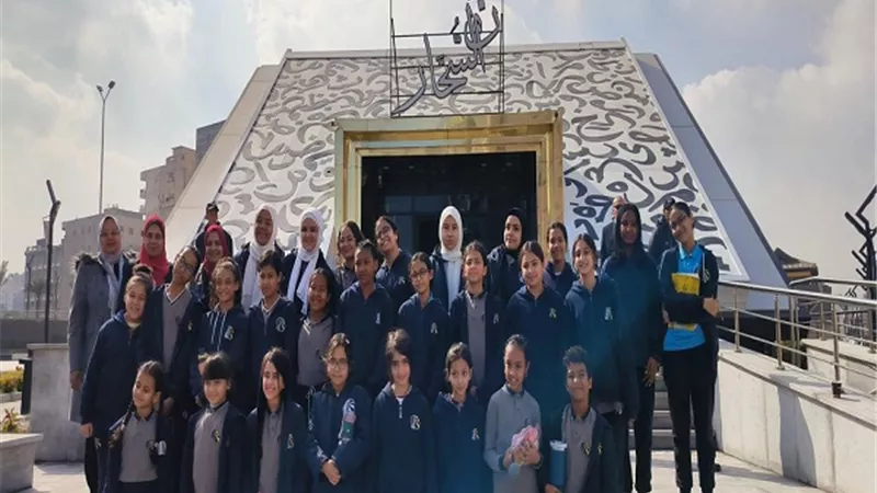 محافظ القاهرة يتفقد مكتبة 
