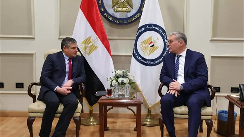 وزير البترول يبحث مع رئيس بيكر هيوز خططها لتعزيز إنتاجها من الحقول