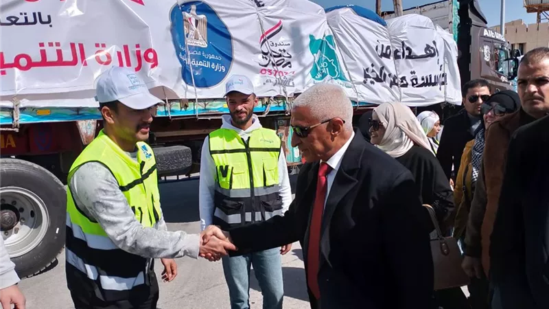 محافظ شمال سيناء يشهد اصطفاف شاحنات المساعدات